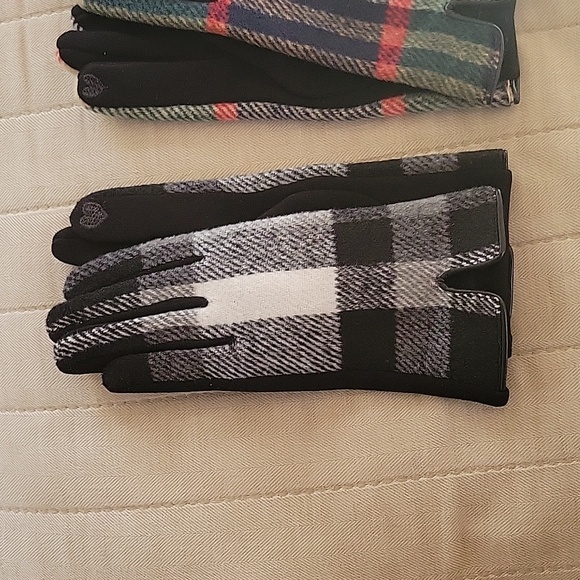 Burberry style warm can touch screen gloves, LV wallet and small bag for watch - Picture 4 of 6